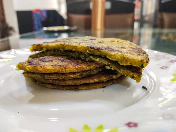 Healthy indian stuffed parotha. — Stock Photo, Image