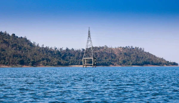 Göldeki elektrik kulesi, Silvassa, Hindistan