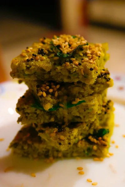 Healthy indian dhokala with garnishing — Stock Photo, Image