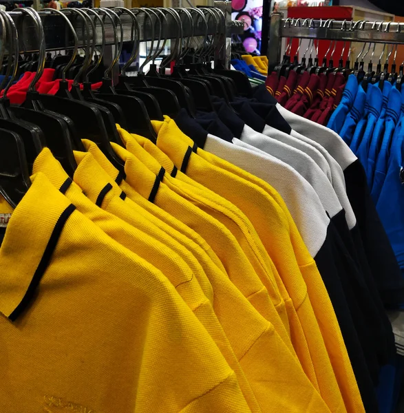 Hermosas Camisas Muestran Dentro Del Centro Comercial Para Venta — Foto de Stock