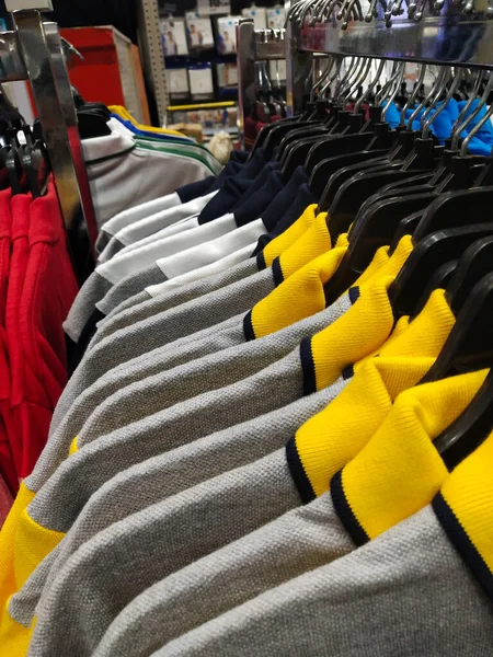 Camisas Bonitas São Exibidas Dentro Shopping Para Venda — Fotografia de Stock