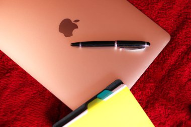 SURAT, GUJARAT / INDYA - 8 HAZİRAN 2020: PEN, Kağıt ve Üst Görüntü Görüntü Görüntü Görünümü