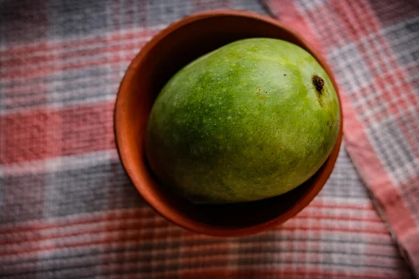 El yapımı çamur çanağı içinde nefis bir mango.
