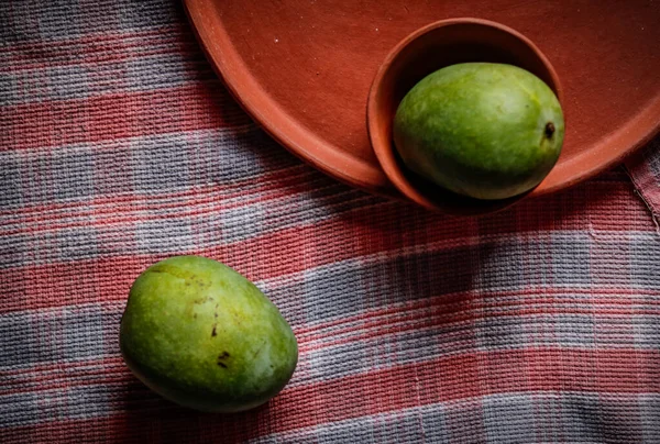 El yapımı çamur çanağı içinde nefis bir mango.