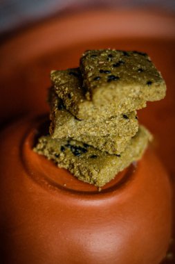 MUD CROCKERY 'NİN ÇİZLİ İNSAN SUKHDI