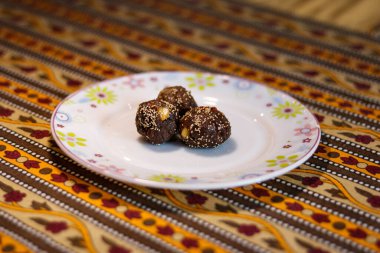 Zigzag arka planda lezzetli Hint laddu 'su.