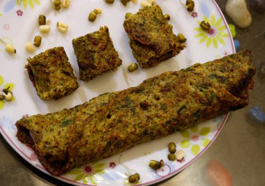 Sağlıklı Paratha Servis Tabağı 'nda Yuvarlanıyor.