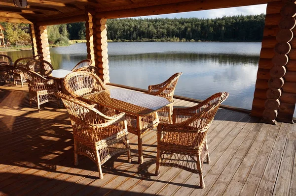 Veranda üzerinde vardır bir masa ve sandalyeler için rahatlatıcı bir ahşap evin.