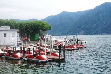 Sahilden Lugano Gölü manzarası.