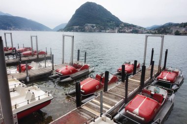 Lugano Gölü kıyısına yakın demirlemiş tekneler