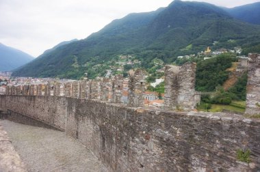 İsviçre'nin Bellinzona kasabasının panoraması