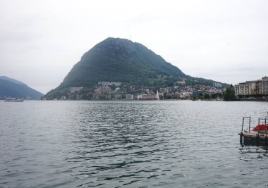 Sahilden Lugano Gölü manzarası.