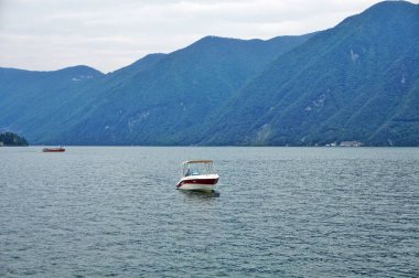  Lugano Gölü'nde yolcu gemisi.