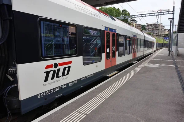 Trem Que Viaja Entre Itália Suíça Uma Estação Ferroviária Suíça — Fotografia de Stock