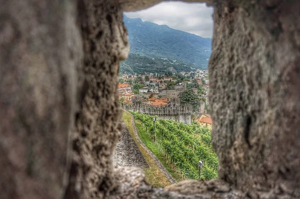 通过堡垒的窗户欣赏贝林佐纳村 — 图库照片