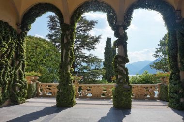 Villa Balbianello'nun güzel ünlü kemerli terası.