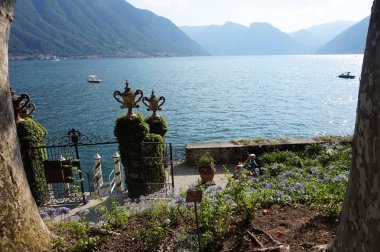 Lenno kıyısından Como Gölü manzarası.
