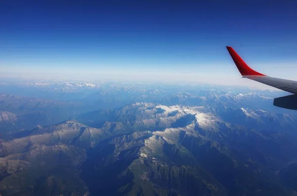 Het Vliegtuig Vliegt Bergen Vliegtuig Vleugel Boven Wolken — Stockfoto