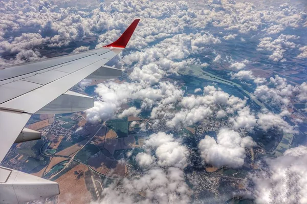Flügel Eines Flugzeugs Das Über Den Wolken Fliegt — Stockfoto