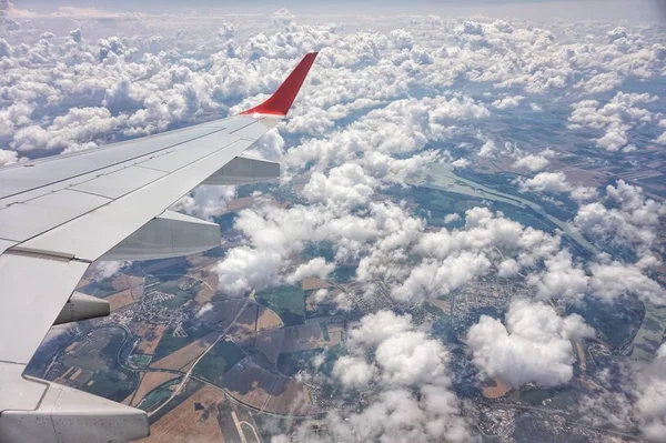 Flügel Eines Flugzeugs Das Über Den Wolken Fliegt — Stockfoto