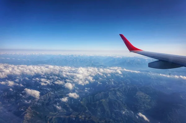 Het Vliegtuig Vliegt Bergen Vliegtuig Vleugel Boven Wolken — Stockfoto