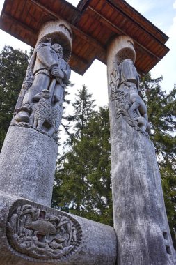 Tahta sütunlara oyma, Synevir Gölü 'nün yaratılışı efsanesini somutlaştırıyor..