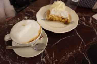 Bir fincan kahve ve Viyana elmalı turta.