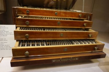 Rafta antika ahşap kutular.