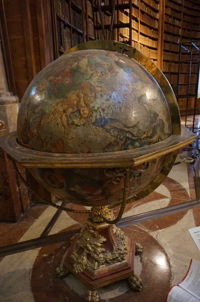 Hofburg Sarayı'ndaki Ulusal Avusturya Kütüphanesi'nin ana salonunda duran antik dev küre