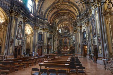 Milano'da Duomo Pazar sabahı Kilise ayini