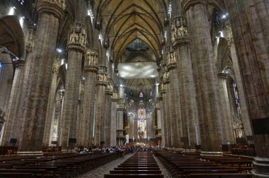 Milano'da Duomo Pazar sabahı Kilise ayini