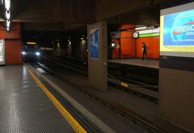  Terk edilmiş Milan metro istasyonu.
