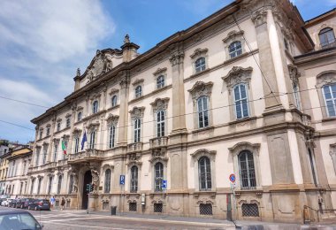 Öğleden sonra Milano 'nun eski sokakları.