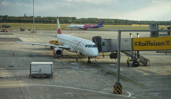 Pesawat Bandara Wina Siap Untuk Mengangkut Penumpang — Stok Foto