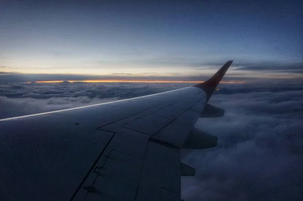 Het Vliegtuig Vliegt Bergen Vliegtuig Vleugel Boven Wolken — Stockfoto