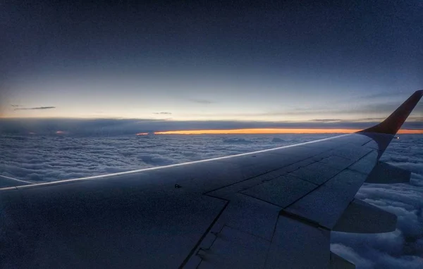Het Vliegtuig Vliegt Bergen Vliegtuig Vleugel Boven Wolken — Stockfoto