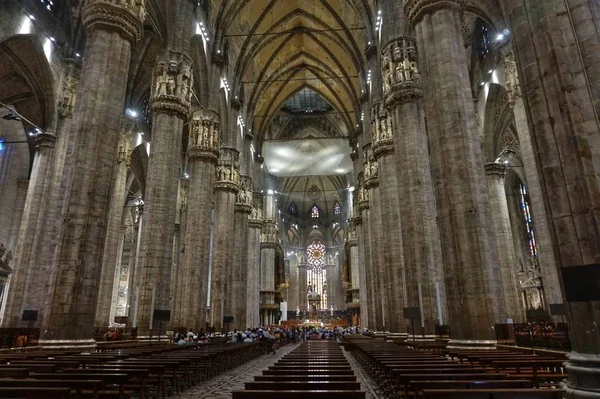 Milano'da Duomo Pazar sabahı Kilise ayini