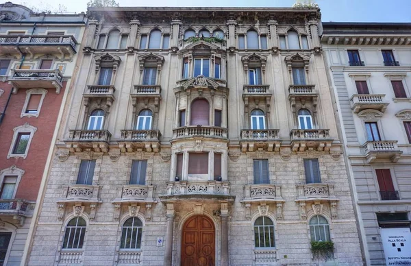 Milano 'nun merkezindeki çok katlı bir bina..