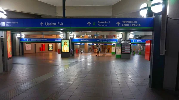 Estação Metrô Milão Deserta — Fotografia de Stock