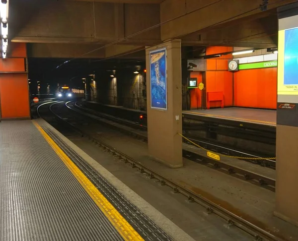 Estação Metrô Milão Deserta — Fotografia de Stock