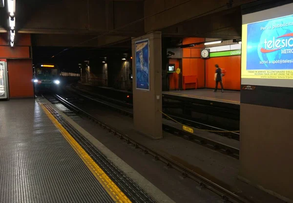 Estação Metrô Milão Deserta — Fotografia de Stock