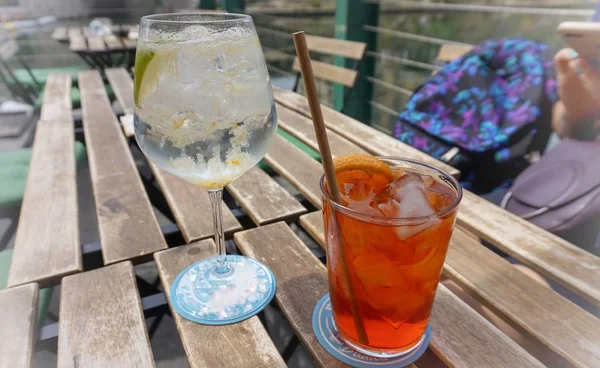 Due Bicchieri Con Cocktail Sullo Sfondo Dei Canali Milano — Foto Stock