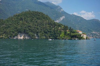 Como Gölü kıyısındaki evler. 