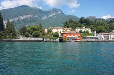 Como Gölü kıyısındaki evler. 