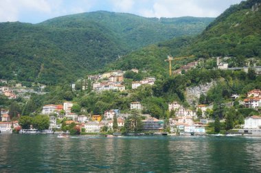 Como Gölü kıyısındaki evler. 