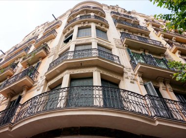 Barcelona 'daki Eixample mahallesindeki güzel binaların cephelerinden biri.