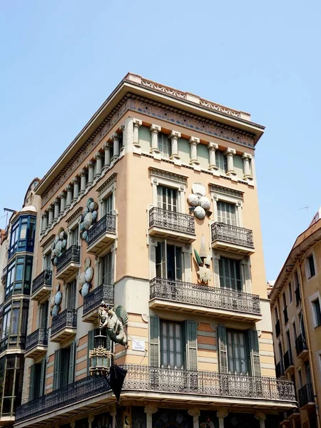 Μία Από Τις Προσόψεις Των Όμορφων Κτιρίων Στη Συνοικία Eixample — Φωτογραφία Αρχείου