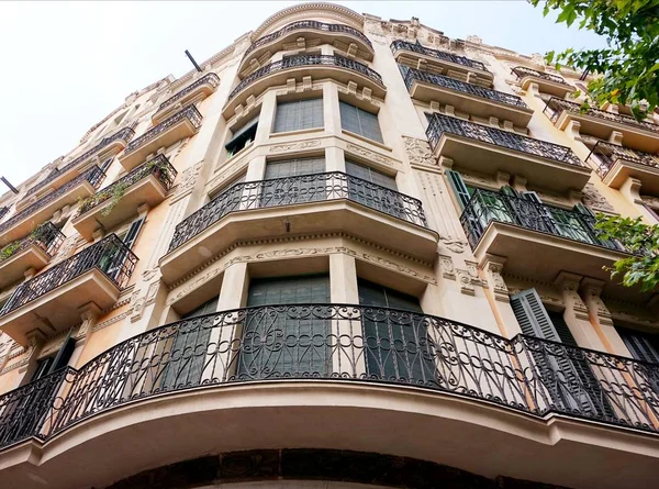 Een Van Gevels Van Prachtige Gebouwen Wijk Eixample Barcelona — Stockfoto