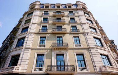 Barcelona 'daki Eixample mahallesindeki güzel binaların cephelerinden biri.