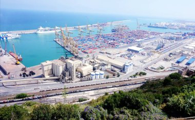 Barcelona 'nın dışındaki Montserrat Dağı' ndaki antik erkek manastırı..